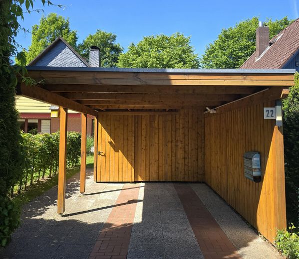 Freistehendes Einfamilienhaus mit Südgarten in ruhiger Lage von Hamburg-Volksdorf – Carport