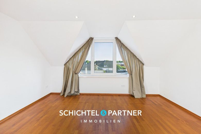 Uphusen | Seltenes Wohn- und Geschäftshaus mit Parkhof und Autohalle – S&amp;P | Schlafzimmer
