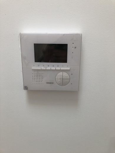 2 ZKB - Exklusive, barrierefreie Wohnung in Seeheim inkl. 2 Stellplätze – Sicherheit: Videosprechanlage 