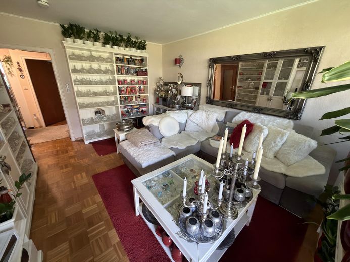 Grünes Bahrenfeld: appartamento libero di 3 locali con terrazza, aiuola e garage sotterraneo – Wohnzimmer