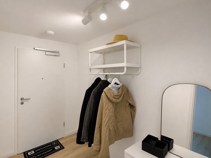 Vollmöblierte 2,5-Zimmer-Maisonette mit Tageslichtbad & Kellerraum - Neubau 2024 in Köln Mülheim! – Hutablage & Garderobe Flur