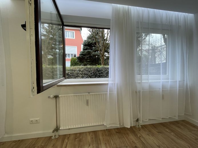 2-room basement apartment in an excellent location directly by Siebentischwald – Blick aus dem Wohnzimmer