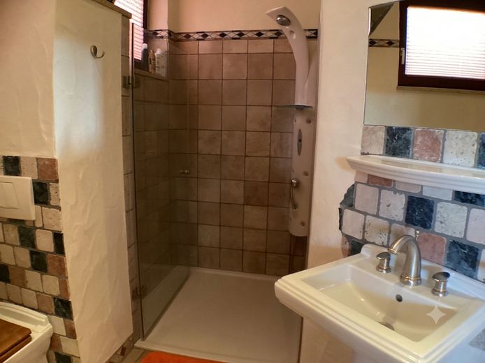 Stilvolles Anwesen mit Einliegerwohnung, Wellnessbereich und großem Grundstück bei Coburg – Dusche EG