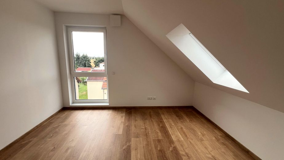 Ruhe mit Blick über Felder: Exklusives wohngesundes Plusenergie-Doppelhaus, S-Bahn fußläufig – Zimmer 1 DG