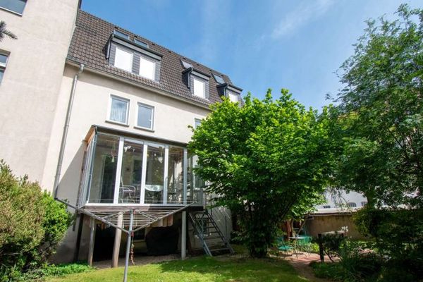 SELTENES IMMOBILIENPAKET | 3 Wohnungen mit Garten und Garagen für vielfältige Nutzungskonzepte