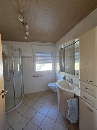 Schönes freistehendes Einfamilienhaus zu verkaufen – Duschbad EG