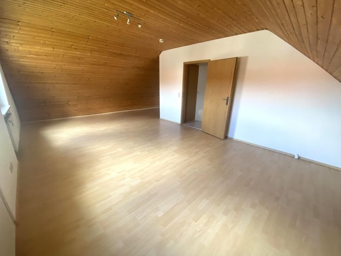 DHH ca. 170 qm Wohnfläche zuzügl. Nutzfläche, sowie Balkon Carport Stellfläche Garten – DG Studiozimmer Ansicht 2