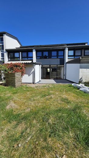 Neuwertiges Reihenmittelhaus mit PV-Anlage, Fußbodenheizung, neuem Dach, eigenem Garten & Garage – Terrasse + Garten