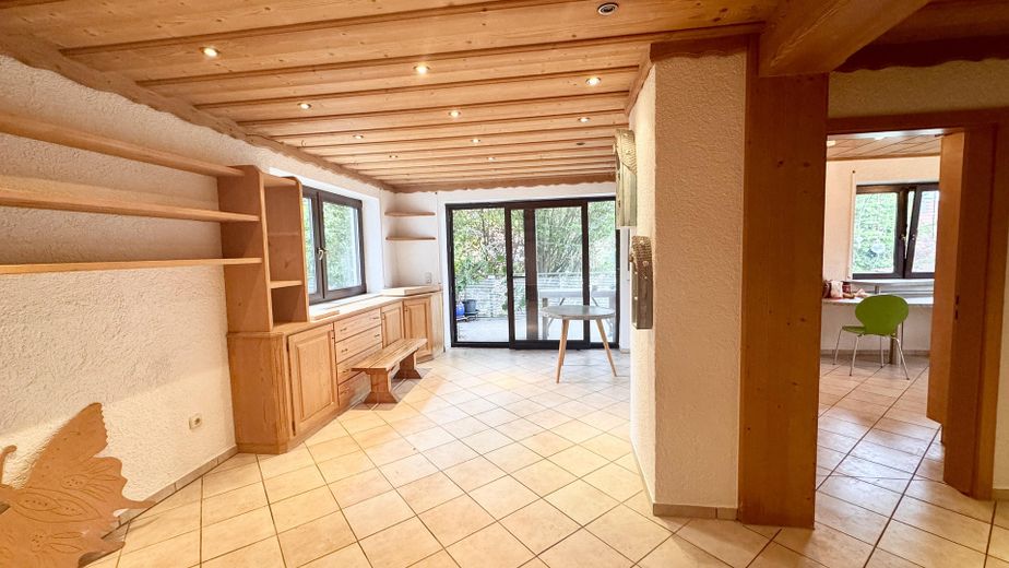 Bright 3-room ground-floor apartment with balcony and large private-use garden – Wohnzimmer mit Balkon