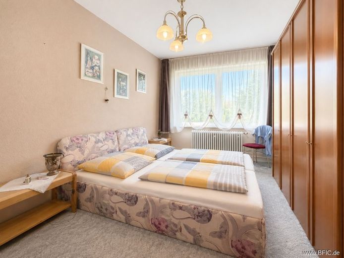 bezugsfrei hell ruhig Balkon: 2-Zi.-Whg im Hochparterre – Schlafzimmer