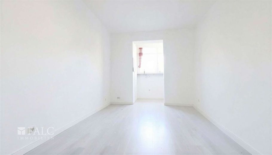 Renditeobjekt Marxloh - MFH mit 912 m² Wfl., sanierungsbedürftig – Essbereich 2OG - (KI generiert)