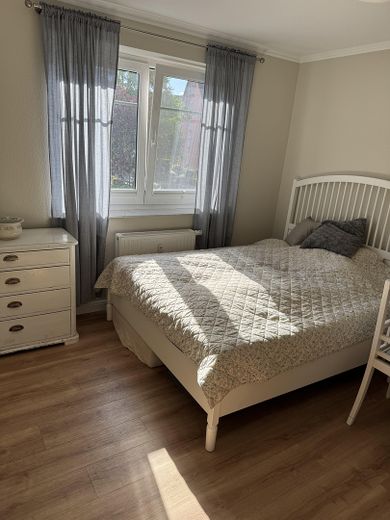 3,5-Zimmer-Wohnung in Buxtehude; großzügiger Wohnbereich mit offener Küche – Schlafzimmer