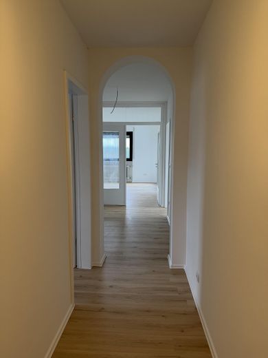 Première occupation après rénovation complète – appartement exclusif de 3 pièces avec loggia orientée plein sud – Blick durch den Flur