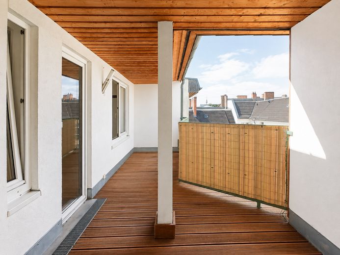 ब्रोकर कमीशन-मुक्त! ऊपरी मंज़िल, 91m², 2 टैरेस, 2.5 कमरे – 13,6 m² überdachter Logenplatz