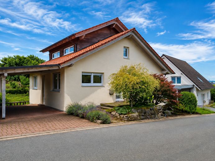 Außergewöhnliches Architektenhaus m. hochwertiger Ausstattung, Wohnkeller u. traumhaftem Südgarten – Nordansicht mit Carport