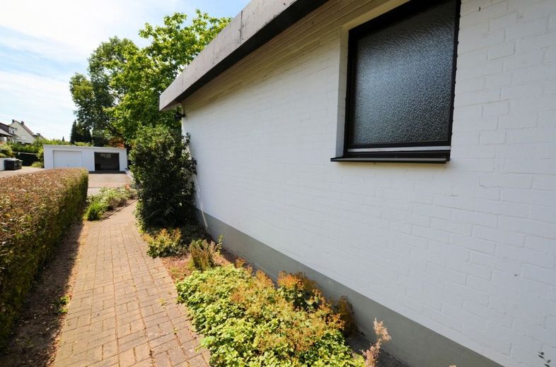 1-Familienwohnhaus mit Einliegerwohnung und Doppelgarage in ruhiger bevorzugter Wohnlage – 1-Familienwohnhaus mit Doppelgarage in Holzminden