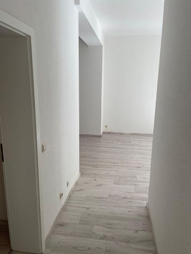 Available immediately! Ground-floor apartment incl. kitchen, large garden and proximity to the S-Bahn – Wohnzimmer
