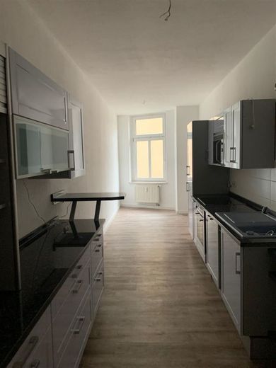 Großzügige 4-Zimmer mit Laminat, EBK und Wannenbad in guter Lage – PHOTO-2023-10-30-09-21-50