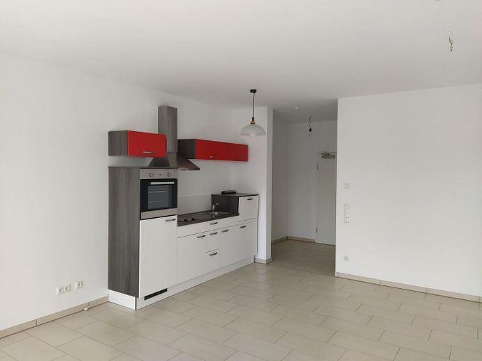 Wohnen wo andere Urlaub machen - Attraktive 1-Zimmer-Wohnung mit Balkon und EBK in Muhr am See – Bereich Küche-Flur