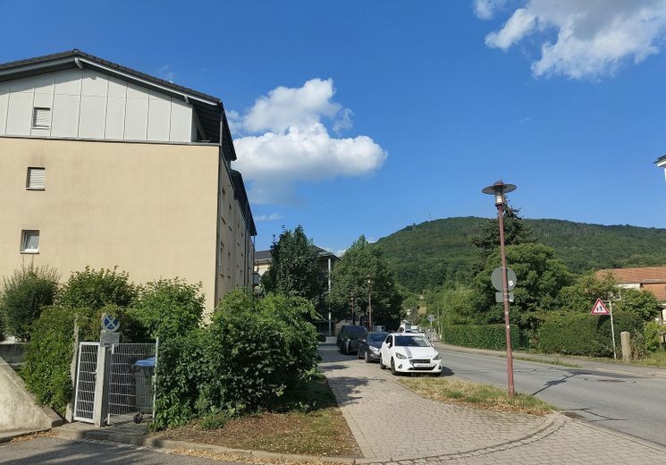 Commission-free | 3-room ground floor apartment, terrace & underground parking | Energy efficiency class B & district heating | Dresden commuter belt – Gebäudekomplex