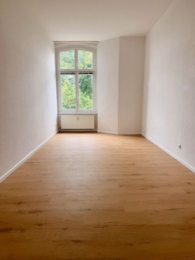 Helle, großzügig geschnittene 2-Zimmer-Wohnung – Wohnzimmer