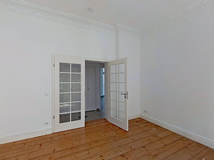 Historischer Charme trifft Wohnkomfort – 4-Zimmer-Altbauwohnung mit Balkon – Ansicht II: Wohnzimmer