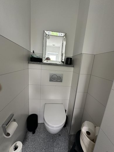Near Simmerleinplatz: As-new, bright XXL semi-detached house, upscale features, KFW70 standard, with fitted kitchen – EG Gäste-WC