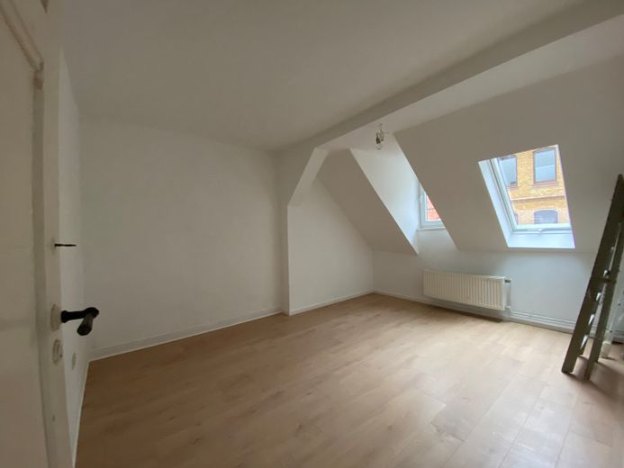 Apartamento con balcón, apto para piso compartido, 4 habitaciones, dúplex, cerca de la estación – Schlafzimmer unten