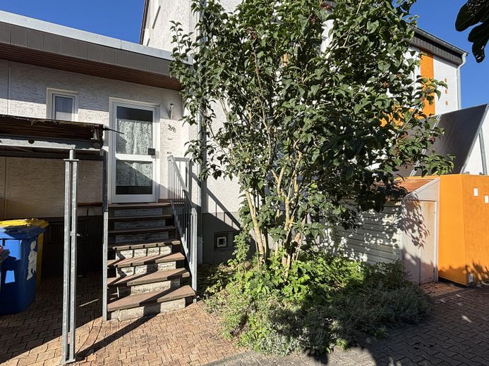 Ruhig wohnen in Feldrandlage: Doppelhaushälfte 5 Zi, 140 qm, Garage – Eingang