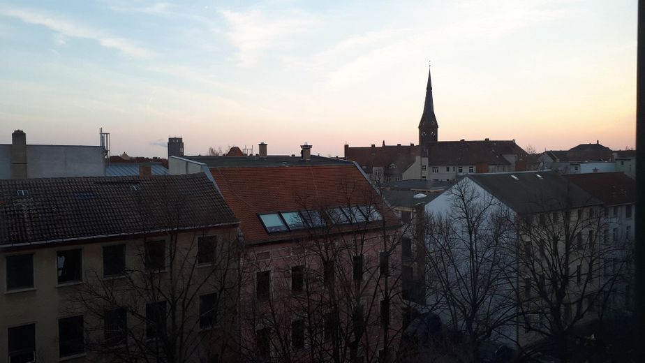 Stilvolle Altbau-Dachgeschoss 2-Zimmerwohnung mit Weitblick – Blick über die Dächer