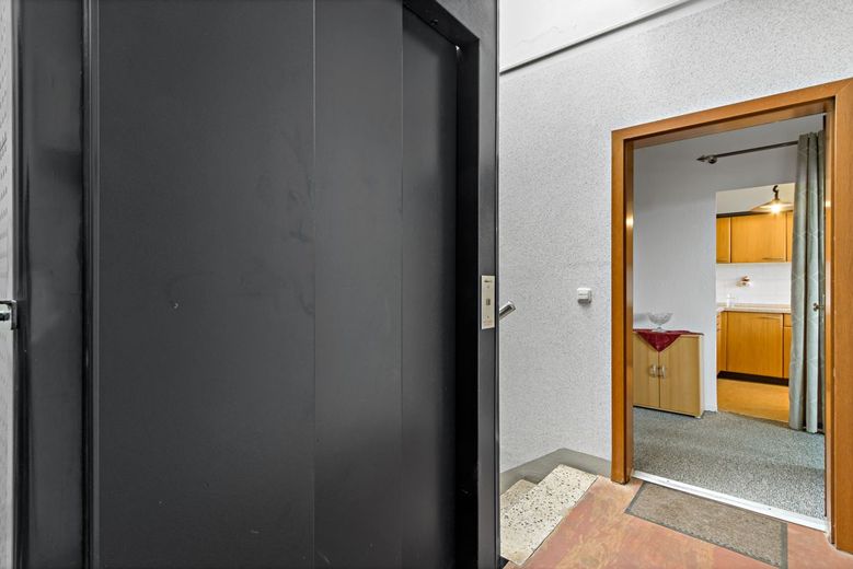 Dachgeschoss Wohnung mit Fahrstuhl und freiem Blick auf die Rennbahn in Ha-Neu! – Personenaufzug