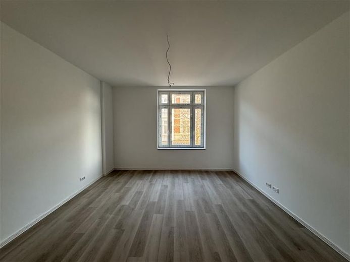 Stilvolle Altbauwohnung - kernsaniert mit modernem Wohnkomfort – Wohnzimmer