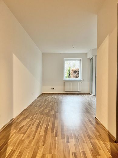 Barrierefreie 2ZKB mit Küche, Parkpl., Terrasse - ruhig & zentral – Zugang wohn- und Essbereich