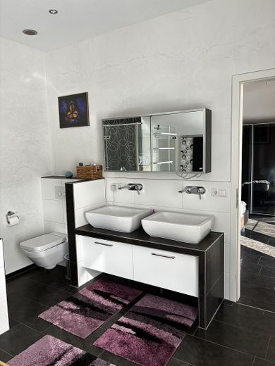Casa moderna con un gran jardín – Hauptschlafzimmer