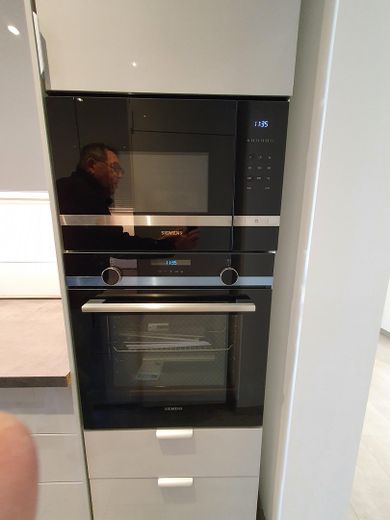 2-Zimmer/EBK/Bad/Balkon/Keller (fast) Erstbezug nach hochwertiger Sanierung direkt vom Eigentümer – Backofen und Microwelle