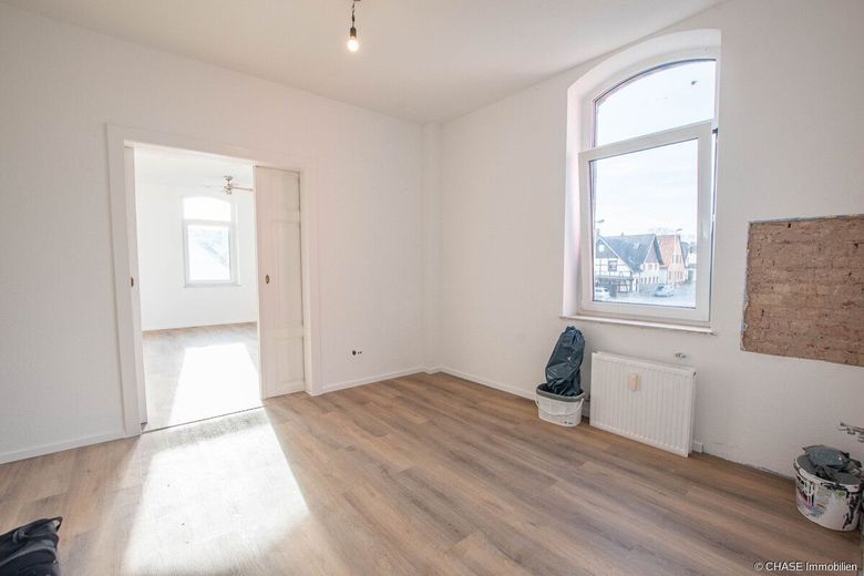 ERSTBEZUG - Helle, sanierte 2,5-Zimmer-Altbauwohnung in zentraler Wohnlage in Afferde / Hameln! – Eingangsbereich + Zugang Wohnzimmer