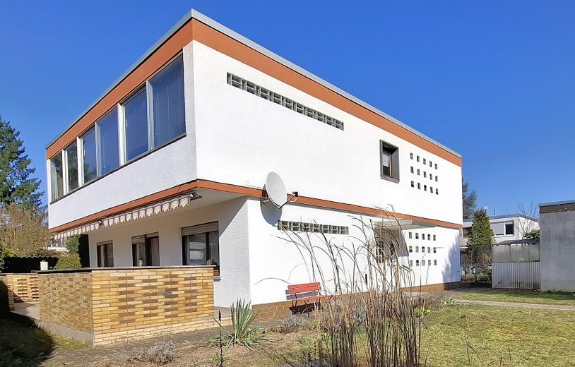 Maison bifamiliale avec jardin mature + 2 garages dans un bon emplacement, sans commission pour l’acheteur – Süd-West-Ansicht