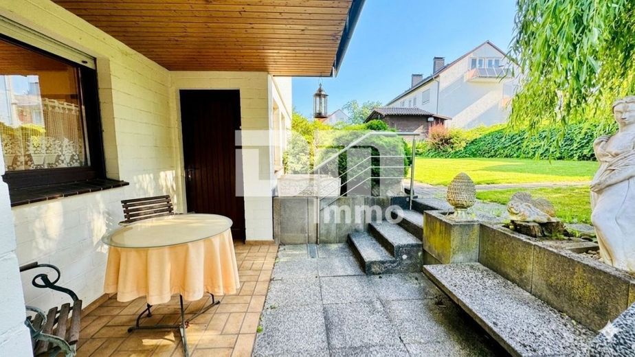 (R)eserviert!Großzügiges Einfamilienhaus in begehrter Lage mit Balkonen und Traumgarten – Souterrain Terrasse / Zugang Garten