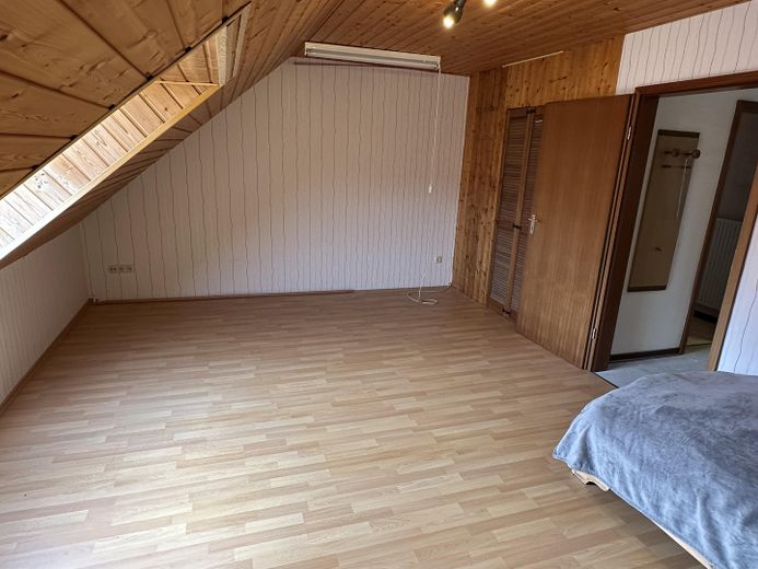 Großzügiges Reihenmittelhaus mit Kaminoption, Garage, Keller & Glasfaser in Kiel-Russee – DG großes Zimmer 2