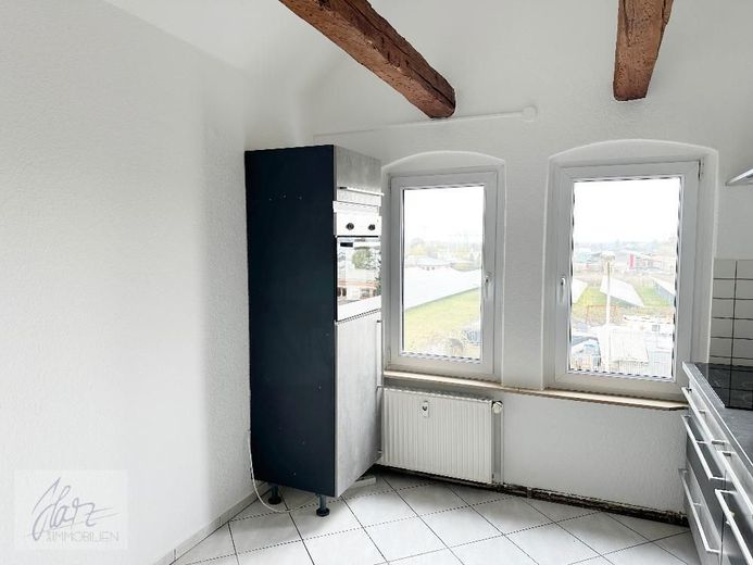 ***VIEL PLATZ &amp; BESONDERER WOHNCHARAKTER - 6-ZIMMER-MAISONETTE MIT KAMIN*** ab demnächst zu vermieten – Küche mit Einbauküche - untere Wohnebene