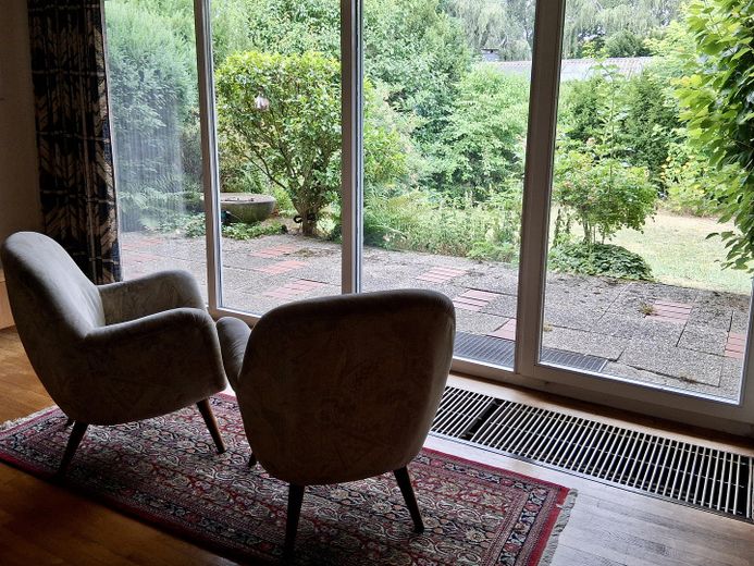 Bungalow im Grünen - provisionsfrei – Blick ins Grüne aus dem Wohnz.