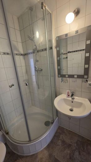 Yenilenmiş 3 odalı daire, loggia ve otopark yeri – komisyonsuz – Badezimmer