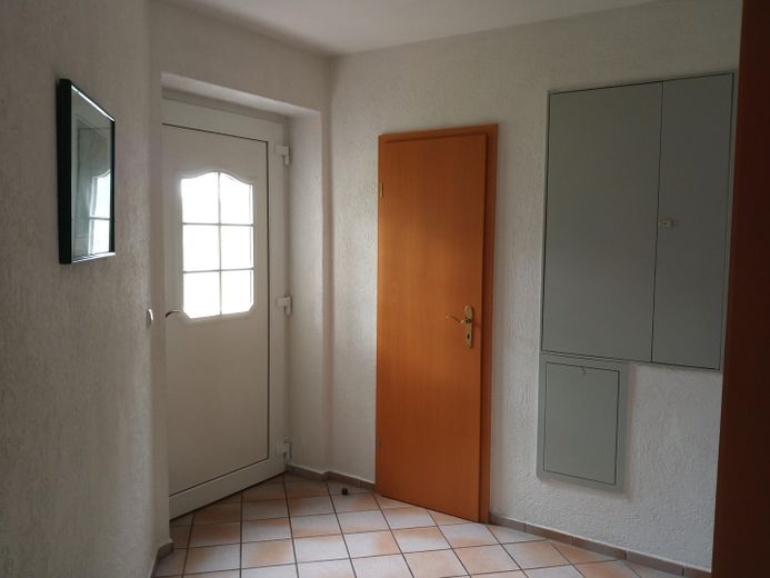 Solides MFH, Schweriner Stadtrand, als Investment o. Eigennutzung, sof. bezugsfähig, 2.505m² Grdst. – Hauseingang rechts