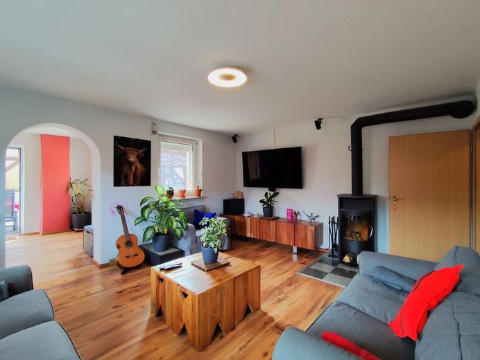 Ihre Wohlfühloase in Bischberg: Modernisiertes Platzwunder, Kaminzauber und XXL-Terrasse! – OG Wohnzimmer Ansicht 2