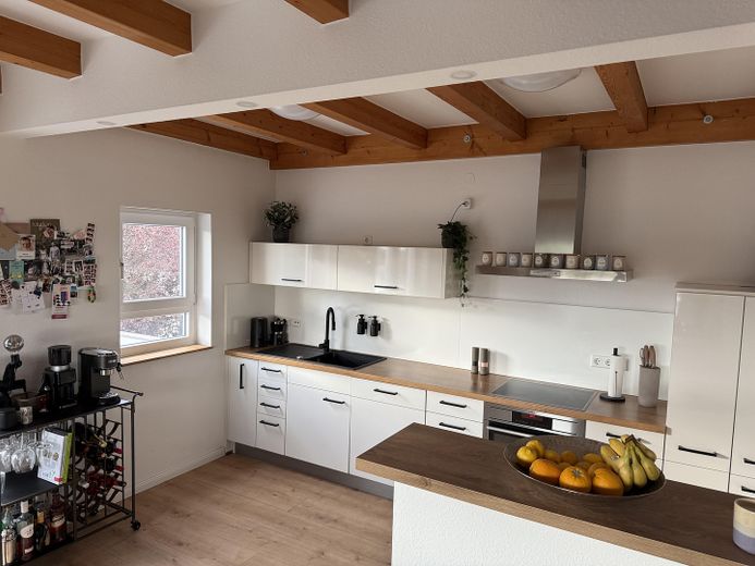 Moderne 3-Zimmer-Maisonette mit 3 Balkonen, Garage & Panoramablick über Würzburg – Foto 2