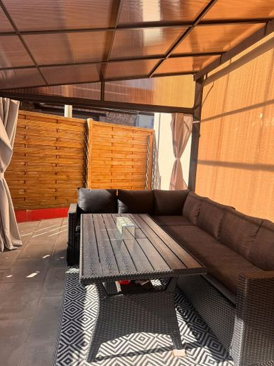 Charmante maison familiale, prête à emménager, avec grande terrasse dans un emplacement pratique – Sonnige Terrasse mit Überdachu