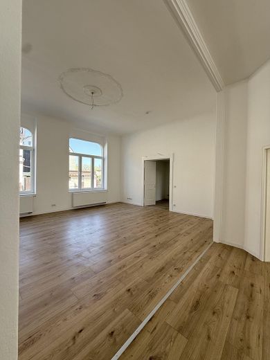 Erstbezug nach Sanierung – Stilvolle 4-Zimmer-Altbauwohnung mit 126 m² – Wohnzimmer (1) zum Zimmer (4)