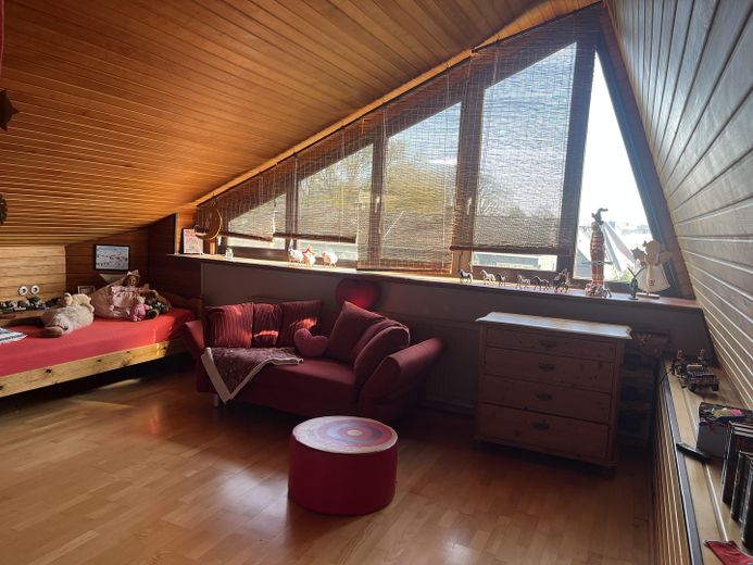 Einfamilienhaus Duisburg Rumeln mit Doppelgarage, Garten + Teich – Dachstudio