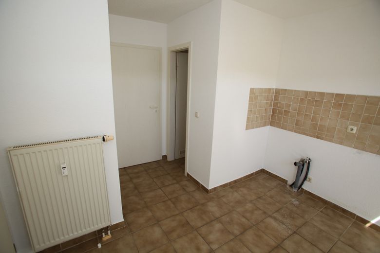 Comfortable 3-room maisonette apartment with balcony and underground garage in Plauen – Küche mit Abstellraum