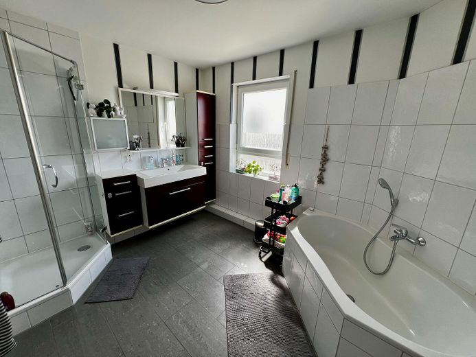 Emménager plutôt que rénover – maison jumelée de haute qualité avec jardin – Badezimmer 1, 1.OG
